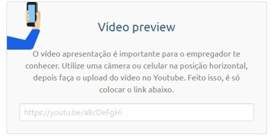 Imagem apresentando uma mão segurando o celular em posição de selfie e um texto justificando a importância do vídeo preview no perfil do Bettha
