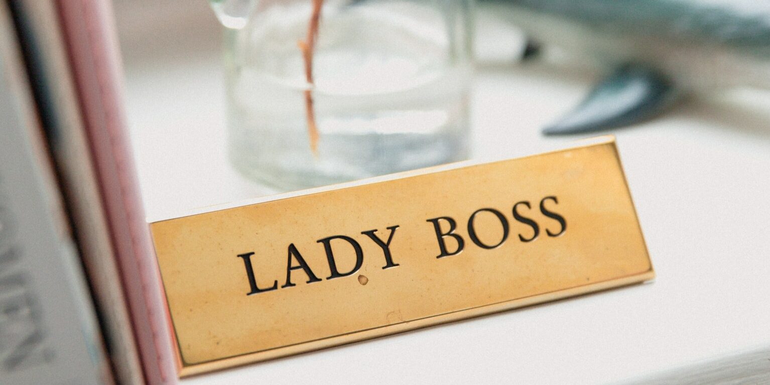 Placa com os dizeres "Lady Boss" sobre mesa, representando as mulheres na tecnologia