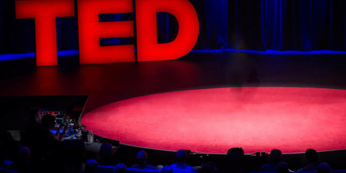 Imagem do palco da TED, onde ocorrem os TED Talks